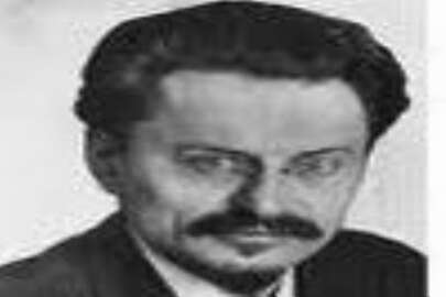 Stalin’den sonra Troçki anıtı