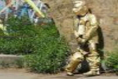 Stalin’in heykelleri sokak ortasına ''işedi'' (VİDEO)