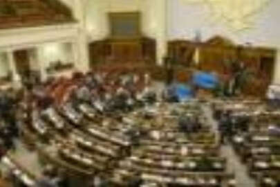 Ukrayna Parlamentosu skandal dil yasasını onayladı (VİDEO)