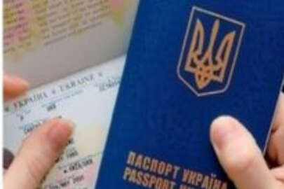 Silahlı kişiler Kırım Tatarlarının nüfus cüzdanlarına el koyuyor