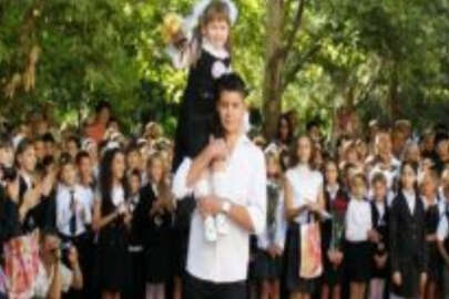 Refat Çubarov, milli mekteplerdeki öğretmen ve öğrencileri kutladı