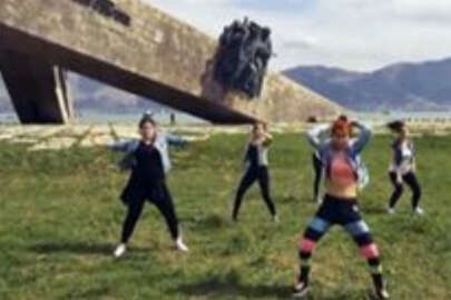 Rusya'da 2. Dünya Savaşı anıtı önünde dans eden kızlar cezalandırıldı