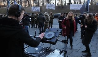 Bakanlar Kurulu önünde diskotek