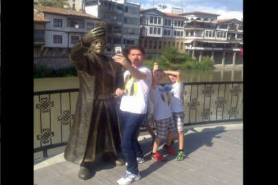 Amasya'daki 'Selfie Çeken Şehzade' heykeli ilgi çekmeye devam ediyor