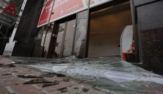 Kiev’de aktivistler Rus “Alfa-Bank” ve “Sberbank” bankalarına saldırdılar.