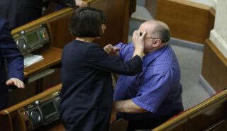 Ukrayna Parlamentosu’nun toplantısı kavga ile başladı