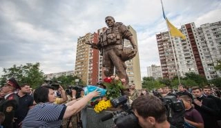 Kiev’de gönüllü askere anıt dikildi