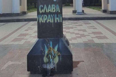 Kırım’daki Şevçenko anıtı Ukrayna renklerine boyandı