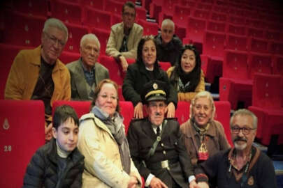 Kırım Tatar kökenli sanatçı Zihni Göktay soydaşlarıyla bir arada