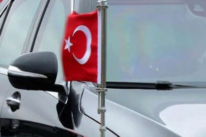 Büyükelçinin makam aracındaki Türk Bayrağına çirkin saldırı
