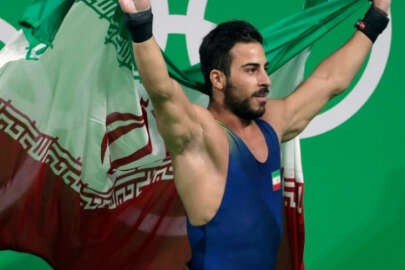 İranlı halterci altın madalyasını depremzedeler için satışa çıkardı