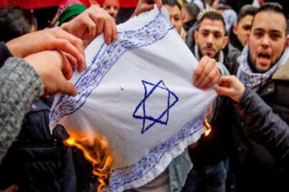 Almanya'da İsrail bayrağı yakıldı: 10 kişi tutuklandı