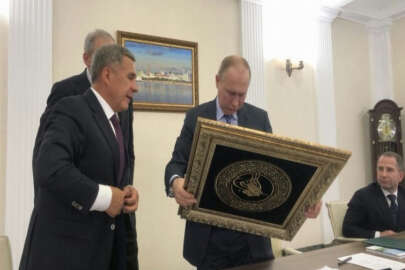 Tataristan'ın "tabela Cumhurbaşkanı"ndan Putin'e tuğralı hediye