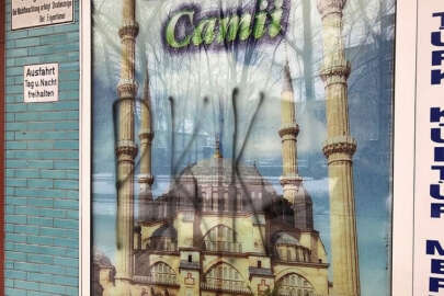 Almanya'da terör örgütü yandaşlarından iki camiye saldırı