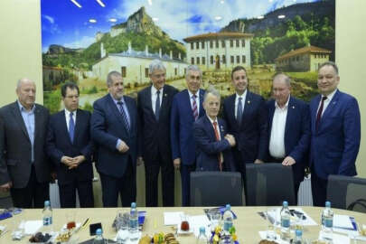Kırım Tatar liderler Türk milletvekilleriyle bir araya geldi