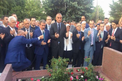 BBP lideri Destici, Gümülcine'de Dr. Sadık Ahmet'i mezarı başında andı