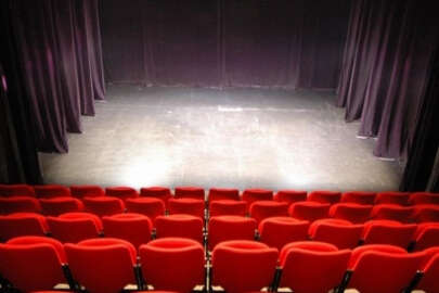 İşgalciyi protesto amacıyla istifa eden oyunculardan yeni tiyatro müjdesi