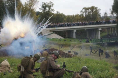 Rusya'da dikkatsiz tank sürücüsü, dublörü ezdi