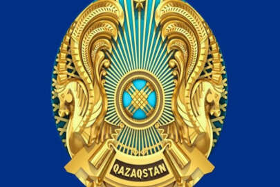 Kazakistan'da, resmi amblem de Latin alfabesine çevrildi