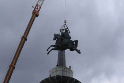 Kazakistan'dan getirilen dev Köroğlu heykeli Bolu'ya ulaştı