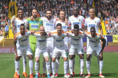 Alanyasporlu futbolcuların aracı devrildi