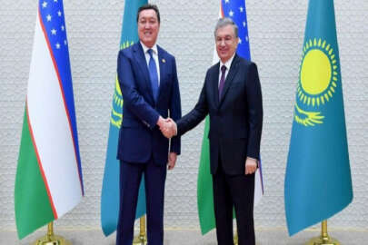 Özbekistan Cumhurbaşkanı Mirziyoyev, Kazakistan Başbakanı Mamin ile görüştü