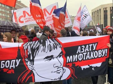 Donbas'ta teröristlerin saldırıları büyük bir yangına neden oldu