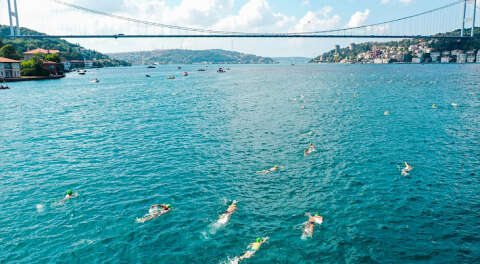 Kırgız siyasetçi ve oğulları, İstanbul Boğazı'nda yarıştı