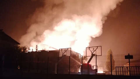 Ankara'da yangın: Kereste fabrikasında yangın çıktı, civar evlere sıçradı