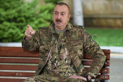 İlham Aliyev işgalden kurtarılan bölgede Azerbaycan bayrağını öperek göndere çekti