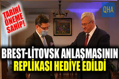 Büyükelçi Sıbiga, Dışişleri Bakanı Kuleba'ya Brest-Litovsk anlaşmasının kopyasını hediye etti