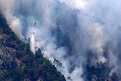 Balıkesir Edremit’te Kazdağları’nda çıkan orman yangınına müdahale ediliyor