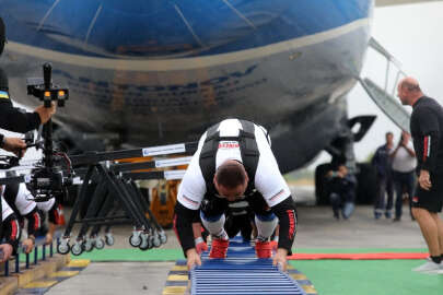 Ukraynalı sporcular, dünyanın en büyük uçağını çekti