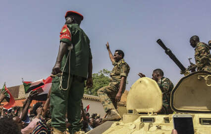 Sudan'da darbe girişimi: Tutuklanan başbakanın yeri bilinmiyor!