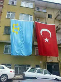 Şehit Piyade Er Tarık Tarcan'ın Eskişehir'deki evinin önüne Kırım Tatar ve Türk bayrakları asıldı