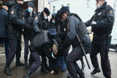 Moskova’da savaş karşıtı gösterilere Rus polisi sert müdahale ediyor