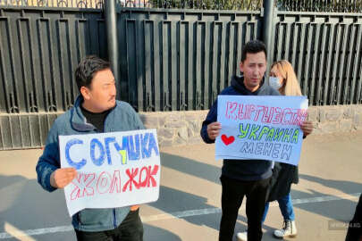 Rusya Federasyonu Bişkek Büyükelçiliği önünde savaş karşıtı gösteriler gerçekleşti