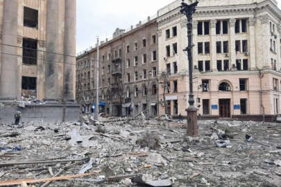 Rus işgalciler Harkiv'in merkez meydanını bombaladı: 7 sivil öldü!