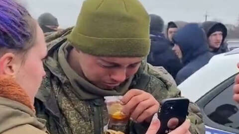 Rus askeri, kendisine yemek ikram eden Ukrayna vatandaşlarına teslim oldu