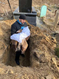 Rus roketlerinden saklandığı sığınakta zatürreden ölen 40 günlük bebek toprağa verildi