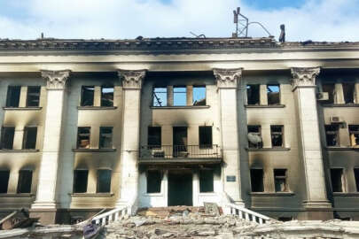 Rus işgalcilerin hava saldırısı sonucu Mariupol Tiyatrosu'nda yaklaşık 300 kişi hayatını kaybetti
