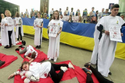 Ukraynalı vatandaşlardan kefenli Rusya protestosu: Sadece Ukraynalı olduğum için öldürüldüm