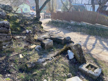 Bahçesaray'daki çöplükte eski Müslüman mezar taşları bulundu!