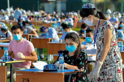 Özbekistan'da üniversite giriş sınavlarına üç ay kala İngilizce zorunluğu getirildi