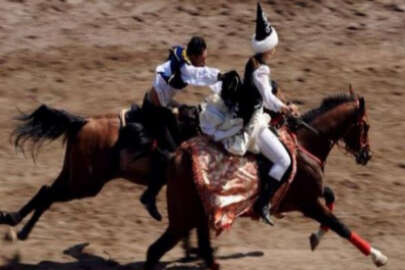 Ramazan bayramında düzenlenen Kırgızların milli oyunu: Kız Kuumay