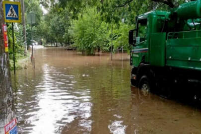 Kırım'da sağanak yağış: Caddeler nehirlere dönüştü