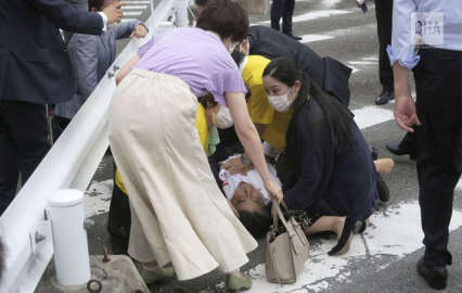 Japonya’nın eski başbakanı Shinzo Abe suikasta uğradı: Yaşam belirtisi yok