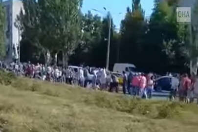 Rus işgali altındaki bölgelerde halk, ekmek için saatlerce sırada bekliyor