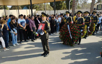 Azerbaycan, yetim şehidine ağlıyor
