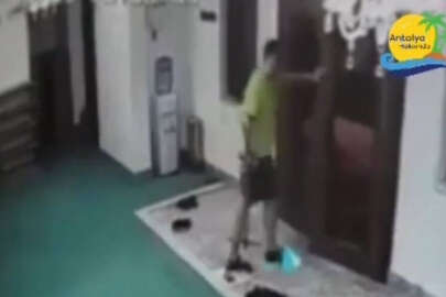 Antalya'da kazmayla camiye giren Rus sınır dışı edildi